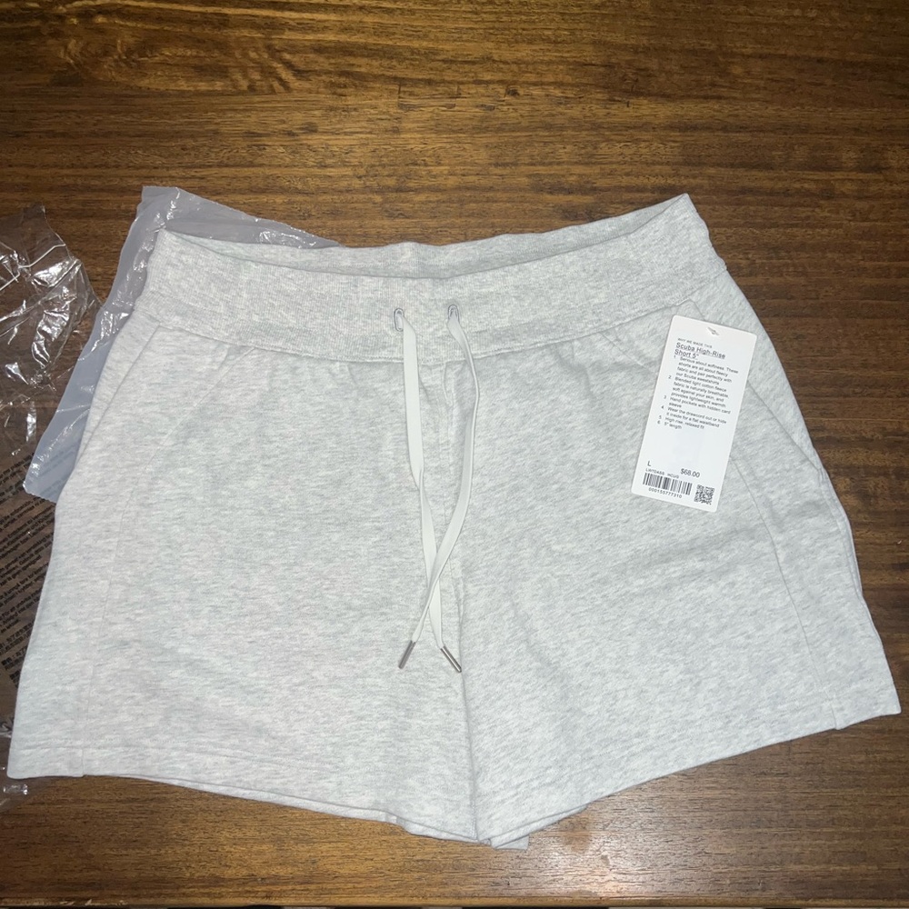 NWT Lululemon Scuba High Rise Short 
Heathered Core Light Gray